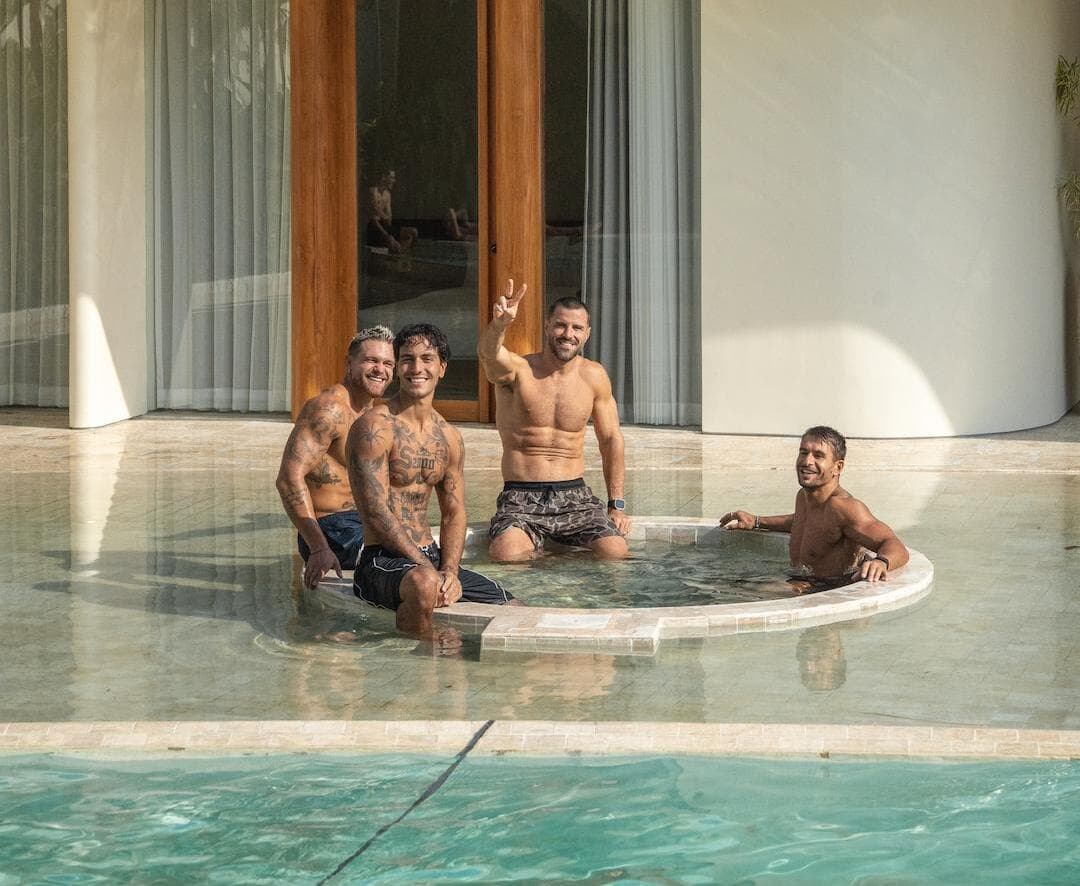 Friends by the pool at Rouv.
